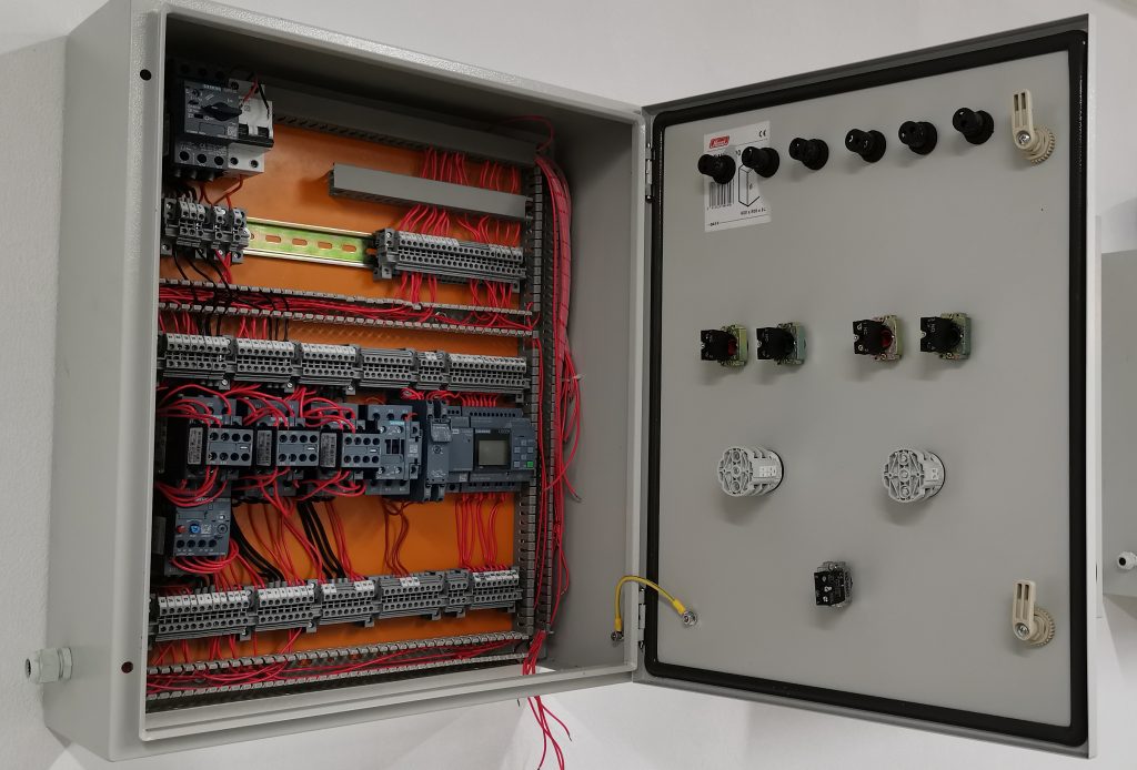 Dispositivos de mando y fuerza para un tablero industrial – Electro Learning